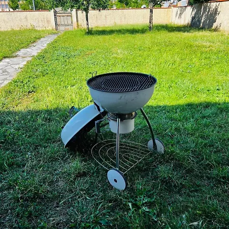 T3 Spacieux Rdc Avec 2 Chambres, 3 Lits Doubles, Jardin Et Parking Gratuit דירה *