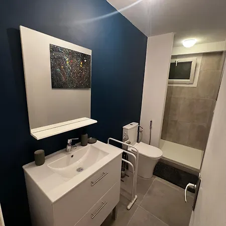 T3 Spacieux Rdc Avec 2 Chambres, 3 Lits Doubles, Jardin Et Parking Gratuit דירה *